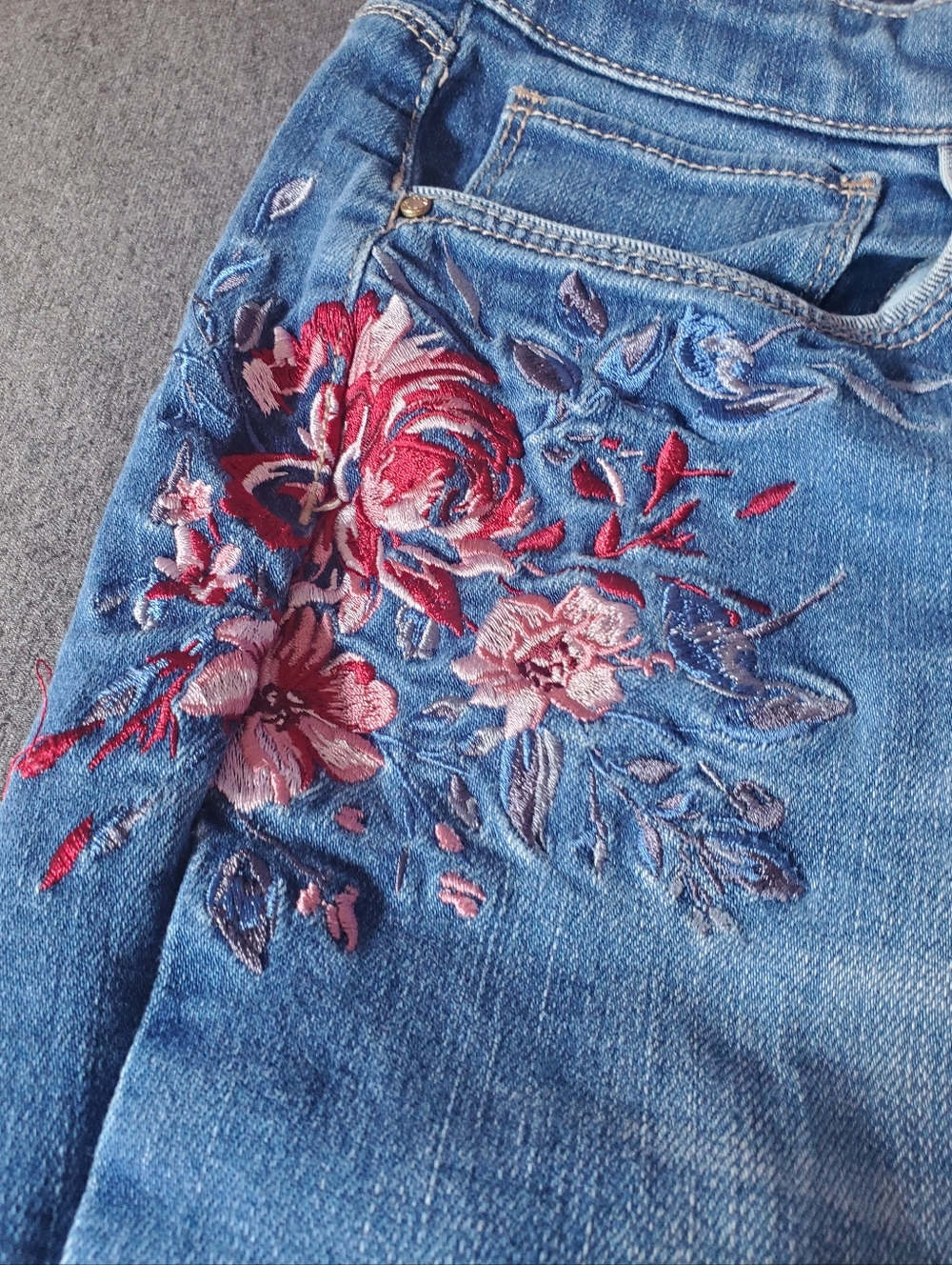 White House Black Market Floral Embroidered Girlfriend Jeans - Picture 3 of 9